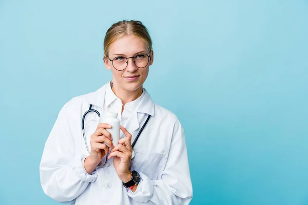 Junge Russische Ärztin Mit Tablettenflasche Auf Blauem Schminkplan Kopf Und — Stockfoto