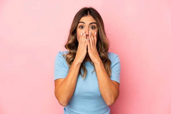 Jonge Blanke Vrouw Geïsoleerd Geschokt Bedekken Mond Met Handen — Stockfoto