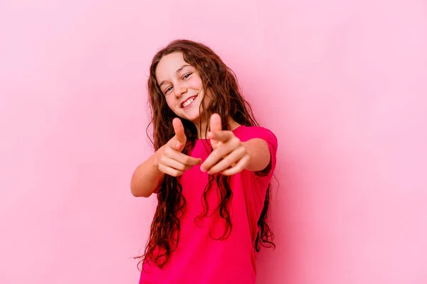 Pequena Menina Caucasiana Isolado Fundo Rosa Sorrisos Alegres Apontando Para — Fotografia de Stock