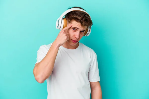 Jonge Blanke Man Luistert Naar Muziek Met Koptelefoon Geïsoleerd Blauwe — Stockfoto