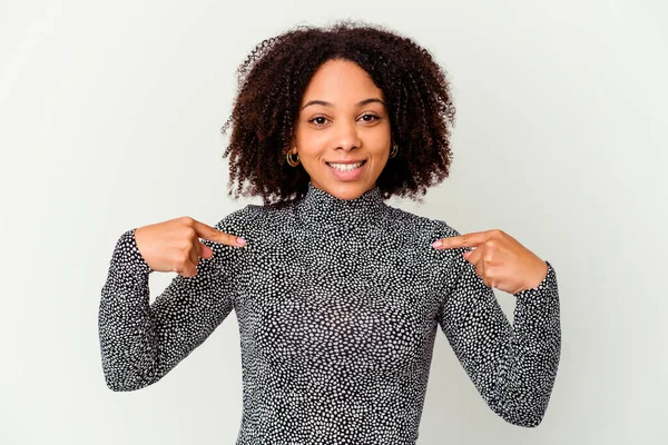 Genç Afro-Amerikan melez kadın kendini soyutlamış parmağını göstererek şaşırmış, geniş bir gülümsemeyle..