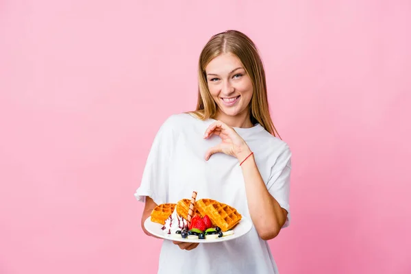 Genç Rus Kadın Waffle Yiyor Yalnız Başına Gülümsüyor Elleriyle Kalp — Stok fotoğraf