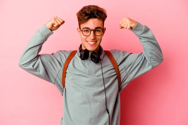 Mladý Student Muž Izolovaný Růžovém Pozadí Ukazující Sílu Gesto Pažemi — Stock fotografie