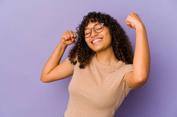 Joven Afroamericana Afro Mujer Aislada Celebrando Día Especial Salta Levanta —  Fotos de Stock