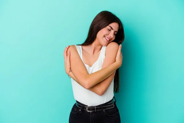 Mulher Caucasiana Jovem Isolado Abraços Fundo Azul Sorrindo Despreocupado Feliz — Fotografia de Stock