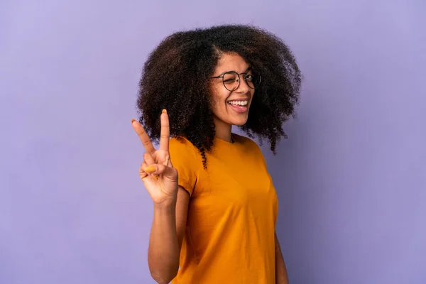Mujer Rizada Afroamericana Joven Aislada Sobre Fondo Púrpura Mostrando Número —  Fotos de Stock
