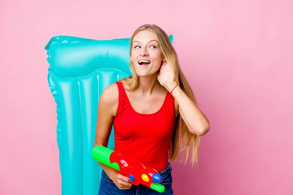 Jeune Femme Russe Jouant Avec Pistolet Eau Avec Matelas Air — Photo