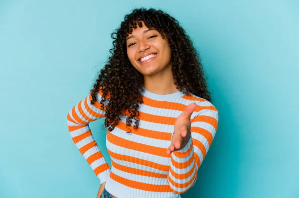 Jong Afrikaans Amerikaans Afro Vrouw Geïsoleerd Stretching Hand Camera Groet — Stockfoto