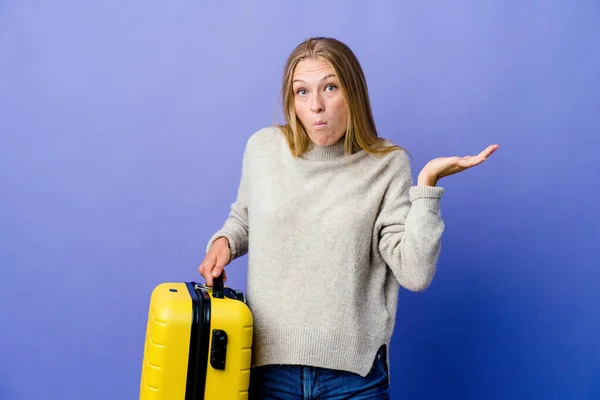 Jovem Mulher Russa Segurando Mala Para Viajar Encolhe Ombros Olhos — Fotografia de Stock