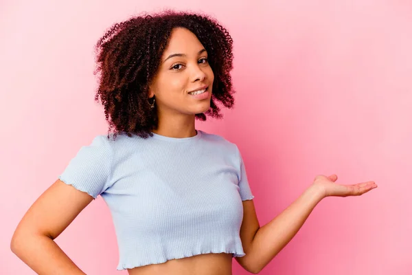 Giovane Afro Americana Mista Donna Isolato Mostrando Una Gradita Espressione — Foto Stock