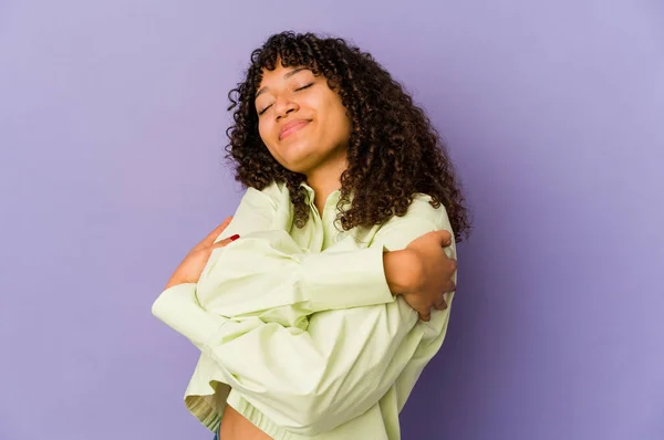 Mladý Afroameričan Afro Žena Izolované Objetí Usměvavý Bezstarostný Šťastný — Stock fotografie