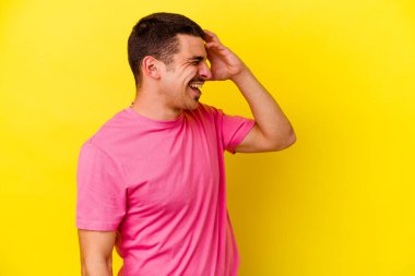 Sarı arka planda izole edilmiş, neşeli, gülen genç, beyaz bir adam. Mutluluk kavramı.