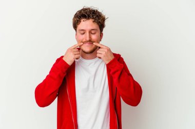 Beyaz arka planda izole genç beyaz adam iki seçenek arasında şüphe.