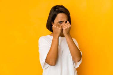 Sarıda izole edilmiş genç İspanyol kadın bir tartışma yüzünden yumruk atıyor, sinirleniyor, kavga ediyor, boks yapıyor..