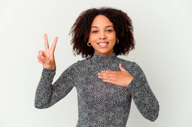 Genç Afro-Amerikan melez kadın tek başına yemin ediyor, elini göğsüne koyuyor..