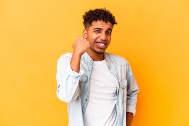 Genç Afro-Amerikan kıvırcık adamı mor renkte izole edilmiş zafer, tutku ve coşkuyu kutluyor, mutlu bir ifade..