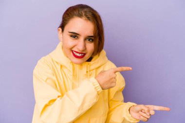 Genç Arap melez kadın işaret parmaklarıyla fotokopi alanını işaret ederek heyecan ve arzusunu ifade ediyor..