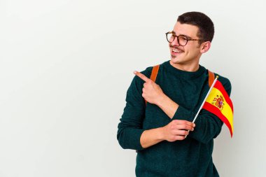 Beyaz arka planda ingilizce okuyan genç beyaz adam gülümseyip işaret ediyor, boş alanda bir şey gösteriyor..