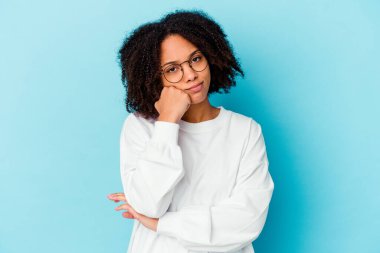 Genç Afro-Amerikan melez kadın şok olmuş ve hayrete düşmüştü..