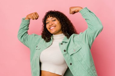 Genç Afrikalı Afro-Amerikan kadın kendini soyutlamış. Güçlü hareketler sergiliyor. Kadınsı gücün sembolü.