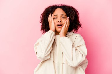 Genç Afro-Amerikan melez kadın sızlanıyor ve ağlıyor..