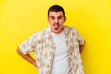 Sarı arka planda izole edilmiş beyaz bir adam. Komik ve dost canlısı bir dil..