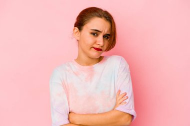 Genç Arap melez kadın kameraya alaycı bir ifadeyle bakıyor..