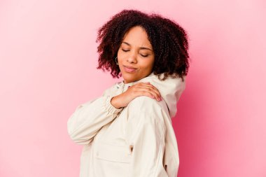 Genç Afro-Amerikan melez kadın omuz ağrısı çekiyor..