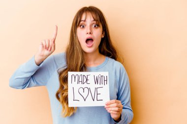 Kafkasyalı genç bir kadın elinde aşk levhasıyla bir fikir ve ilham kavramı ile izole edilmiş..