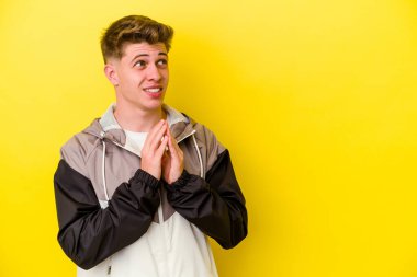 Kafkasyalı genç bir adam sarı arka planda izole edildi. Aklında bir plan oluşturdu..