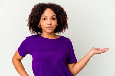 Genç Afro-Amerikan melez kadın izole edilmiş bir şekilde bir avuç içinde fotokopi alanı gösteriyor ve belinde başka bir el tutuyor..