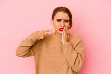 Genç Arap melez kadın güçlü diş ağrısı, azıdişi ağrısı var..