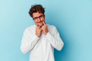 Kafkasyalı genç iş adamı iki seçenek arasında şüpheyle mavi arka planda izole edildi.