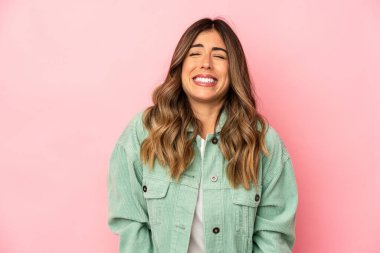 Kafkasyalı genç kadın kahkahaları izole eder ve gözlerini kapatır, rahat ve mutlu hisseder..