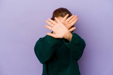 Genç Arap melez kadın iki kolu çapraz tutuyor, inkar kavramı.