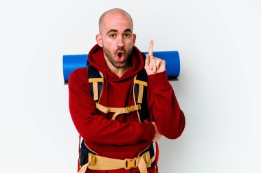 Beyaz arka planda izole edilmiş beyaz sırt çantalı, beyaz tenli, beyaz tenli bir adam. Harika bir fikri var, yaratıcılık kavramı..