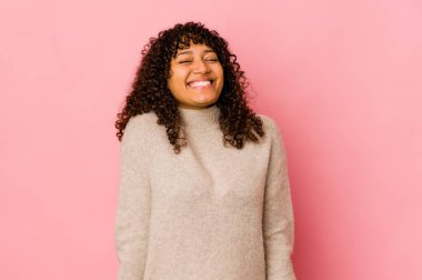 Genç Afro-Amerikan Afro kadın kahkahaları izole eder ve gözlerini kapatır, rahat ve mutlu hisseder..