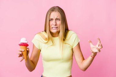 Genç Rus kadın dondurma yiyor öfkeyle bağırıyor..