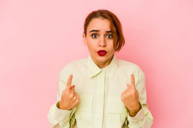 Genç Arap melez kadın üst tarafı işaret ederek ağzını açtı..