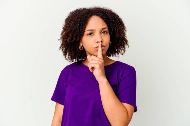 Genç Afro-Amerikan melez kadın düşünmeyi ve bakmayı, düşünmeyi, düşünmeyi, hayal etmeyi,.