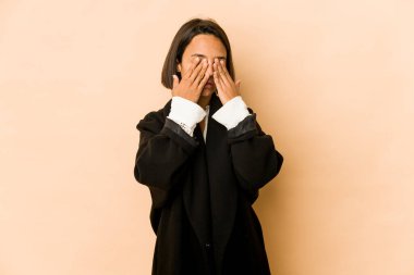 Genç İspanyol kadın yalnız, gözleri elleriyle kapatmaktan korkuyor..