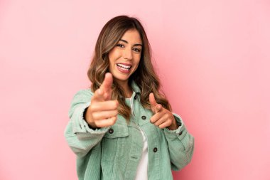 Kafkasyalı genç bir kadın izole edilmiş, parmaklarıyla ön tarafı işaret ediyor..