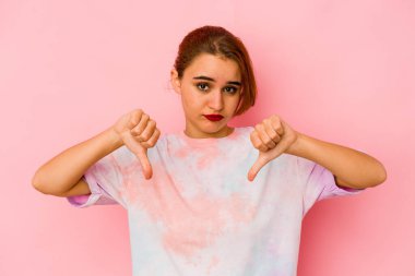 Genç Arap melez kadın, hoşlanmadığı bir jest gösteriyor, kabul etmiyor. Anlaşmazlık konsepti.