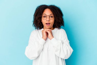 Genç Afro-Amerikan melez kadın kahkahalarla gülüyor ellerini kalbe atıyor, mutluluk kavramını koruyor..