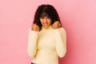 Genç Afrikalı Amerikalı Afro kadın izole edilmiş kameraya yumruk sallıyor, agresif yüz ifadesi var..