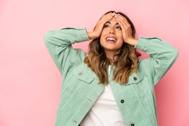 Kafkasyalı genç bir kadın yalnız kahkahalar atıyor ve ellerini başının üstünde tutuyor. Mutluluk kavramı.