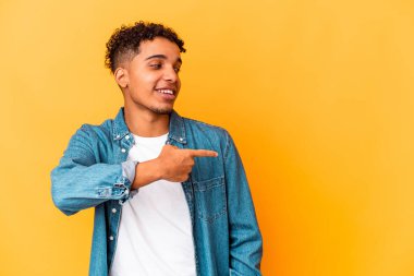 Genç Afro-Amerikan kıvırcık adamı, mor bakışları bir kenara bırakırsak gülümseyen, neşeli ve keyifli..