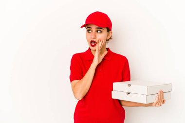 Sıska Arap pizzacı kız şüpheli ve şüpheci bir ifadeyle yan bakıyor..