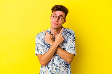 Renkli arka planda poz veren beyaz bir genç. 