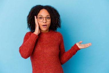 Genç Afro-Amerikan melez kadın Palm 'da fotokopi alanı tutmaktan etkilendi..